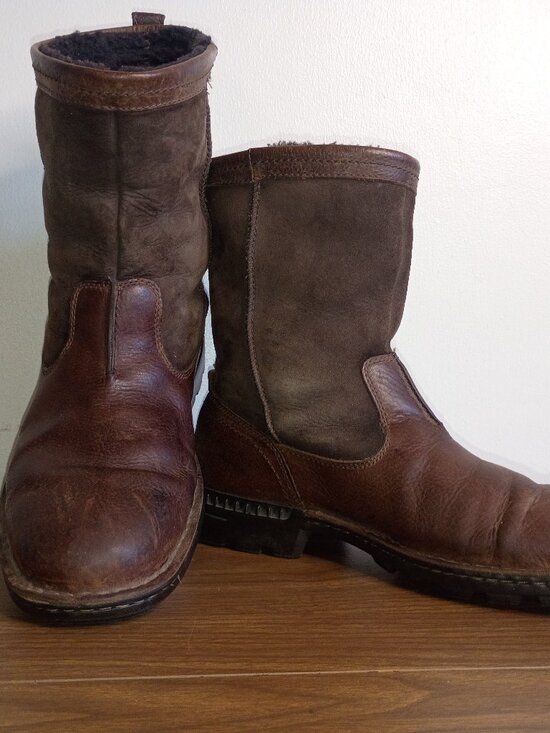 UGG Hartsville Men\'s Sz 12 US/45.5 EU Pull-on Boot Leather & Suede w Sheepskin main image 15